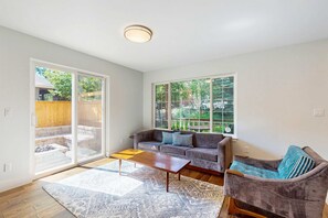 TV, offices - Beautiful home with patio - in the perfect location near Downtown Bend & more (Bend)