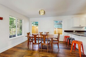 Dining - Beautiful home with patio - in the perfect location near Downtown Bend & more (Bend)