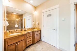 Shower, towels - Oceanfront top floor condo with stunning views gas fireplace and grill (Newport)
