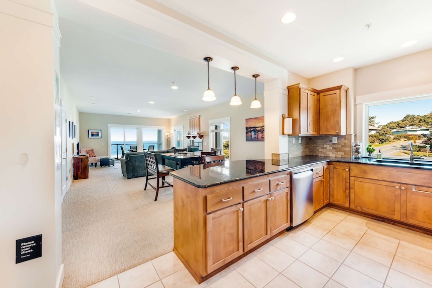 Oceanfront Top Floor Condo With Stunning Views Gas Fireplace And Grill - Newport, OR