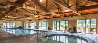 Inviting home with expansive deck, BBQ grill, & access to Eagle Crest Resort