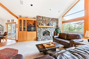 TV, fireplace - Spacious House with Private Hot Tub, Golf Course Views & Furnished Outdoor Living (Sunriver)