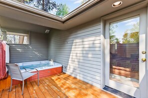 Outdoor spa tub - Spacious House with Private Hot Tub, Golf Course Views & Furnished Outdoor Living (Sunriver)