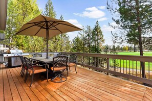 Outdoor dining - Spacious House with Private Hot Tub, Golf Course Views & Furnished Outdoor Living (Sunriver)