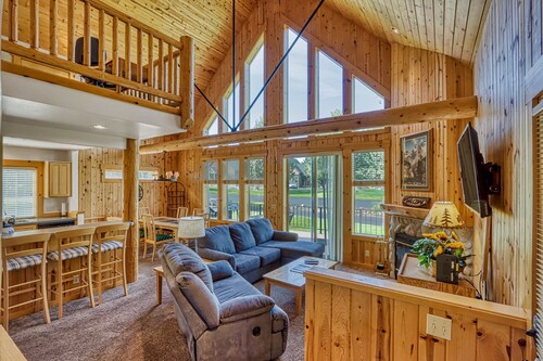 Bright Cabin with Shared Pool, Hot Tub & Resort Amenities