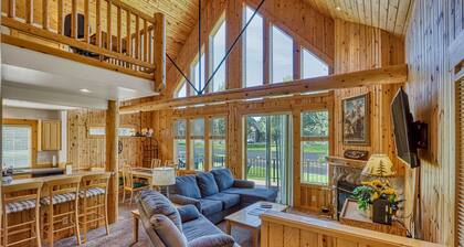 Bright Cabin with Shared Pool, Hot Tub & Resort Amenities