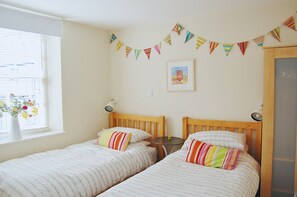 3 bedrooms, iron/ironing board, free WiFi, bed sheets - Characterful 3‑Bedroom Coastal Apartment with in Swanage Town Centre (Swanage)