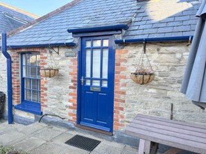 Exterior detail - Characterful 3‑Bedroom Coastal Apartment with in Swanage Town Centre (Swanage)