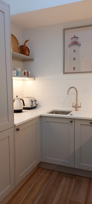 Fridge, microwave, oven, stovetop - Characterful 3‑Bedroom Coastal Apartment with in Swanage Town Centre (Swanage)