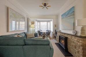 Smart TV, fireplace, DVD player, books - The Slipway - Unbeatable Location: Steps to Beach, Pier & Town (Swanage)