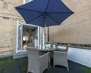 Outdoor dining - The Slipway - Unbeatable Location: Steps to Beach, Pier & Town (Swanage)