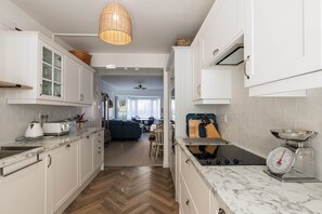 Fridge, microwave, oven, stovetop - The Slipway - Unbeatable Location: Steps to Beach, Pier & Town (Swanage)