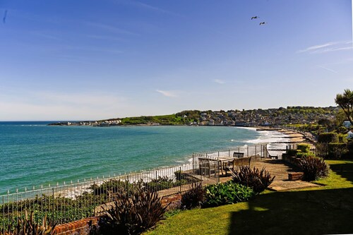 Perfect Family Base: Spacious Seaside Apartment with Parking