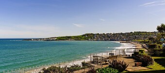 Perfect Family Base: Spacious Seaside Apartment with Parking
