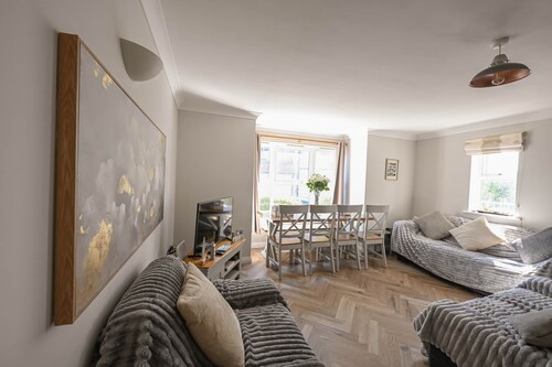 Perfect Family Base: Spacious Seaside Apartment with Parking