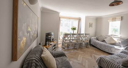 Perfect Family Base: Spacious Seaside Apartment with Parking