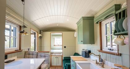 Willow’s Nest Countryside Shepherd’s Hut Retreat Near Swanage