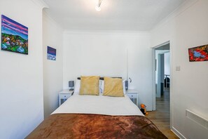 1 bedroom, free WiFi, bed sheets - Sea View Escape (Swanage)