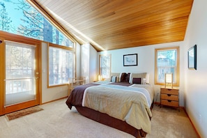 3 bedrooms, iron/ironing board, WiFi, bed sheets - Elegant home with pool, private hot tub, game room, deck & SHARC passes (Sunriver)