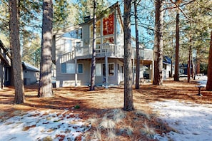 Exterior - Elegant home with pool, private hot tub, game room, deck & SHARC passes (Sunriver)
