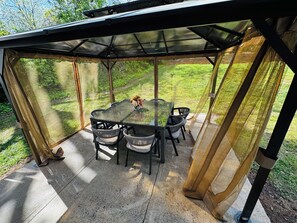 Outdoor dining - Suburban Calm with Urban Convenience Lovely 5-bedroom house in Atlanta! (Atlanta)