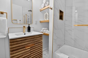 Hair dryer, towels, soap, toilet paper - Suburban Calm with Urban Convenience Lovely 5-bedroom house in Atlanta! (Atlanta)
