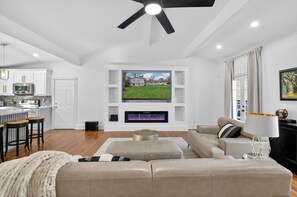TV, fireplace - Suburban Calm with Urban Convenience Lovely 5-bedroom house in Atlanta! (Atlanta)