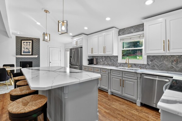 Microwave, oven, stovetop, dishwasher - Suburban Calm with Urban Convenience Lovely 5-bedroom house in Atlanta! (Atlanta)