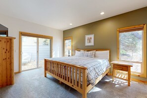 5 bedrooms, iron/ironing board, WiFi, bed sheets - Dog-friendly destination with pool, private hot tub, fireplace & SHARC passes (Sunriver)
