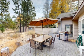 Outdoor dining - Dog-friendly destination with pool, private hot tub, fireplace & SHARC passes (Sunriver)