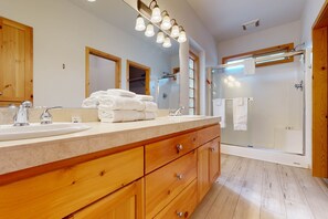 Shower, hair dryer, towels, shampoo - Dog-friendly destination with pool, private hot tub, fireplace & SHARC passes (Sunriver)