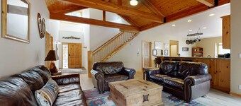 Dog-friendly destination with pool, private hot tub, fireplace & SHARC passes