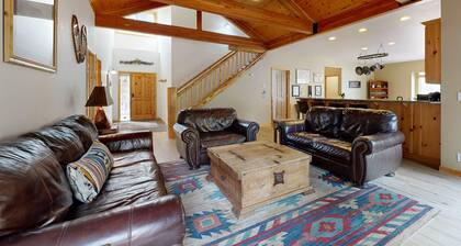 Dog-friendly destination with pool, private hot tub, fireplace & SHARC passes