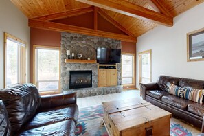 TV, fireplace, DVD player, offices - Dog-friendly destination with pool, private hot tub, fireplace & SHARC passes (Sunriver)