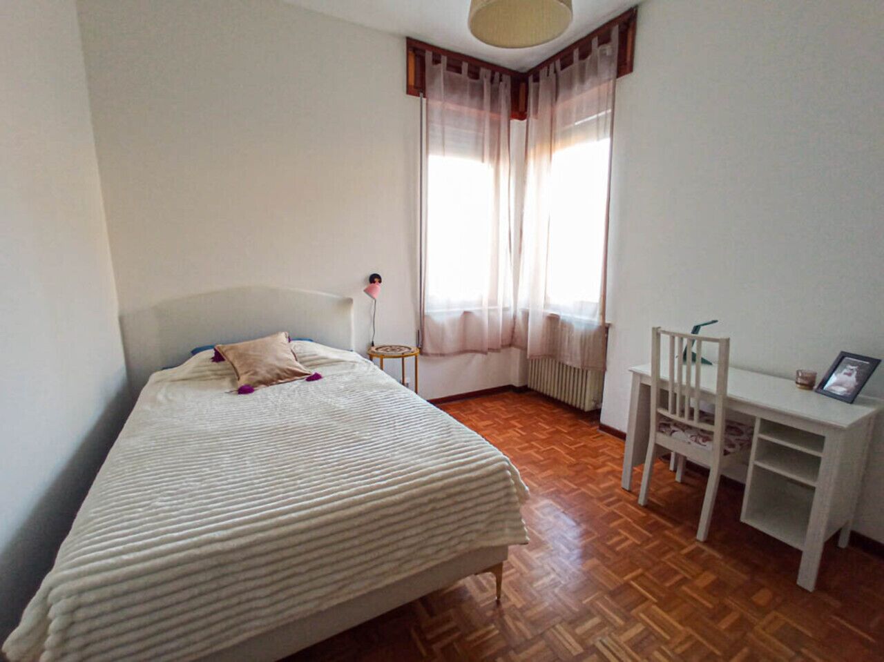 1 camera, una scrivania, Wi-Fi, lenzuola