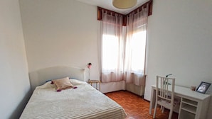 A bedroom with a bed, a desk, and a chair. - Lilly`s Home - Borgo Asolo (Bagno Condiviso) (Castelfranco Veneto)