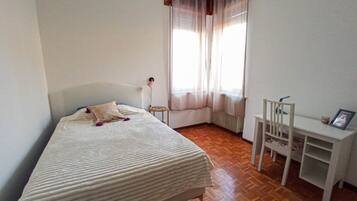 1 camera, una scrivania, Wi-Fi, lenzuola
