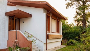 A building with a white exterior, brown roof, and a small porch with steps leading to a door. - Lilly`s Home - Borgo Asolo (Bagno Condiviso) (Castelfranco Veneto)