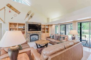 TV, fireplace, offices - Beautiful Home withPrivate Hot Tub, Deck, Gas Fireplace, and SHARC Passes (Sunriver)