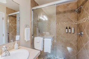 Dusche, Haartrockner, Handtücher