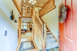 Interior - Cozy, dog-friendly home with private hot tub & SHARC access - great location (Sunriver)