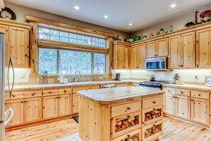 Fridge, microwave, oven, stovetop - Cozy, dog-friendly home with private hot tub & SHARC access - great location (Sunriver)