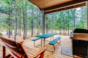 Outdoor dining - Cozy, dog-friendly home with private hot tub & SHARC access - great location (Sunriver)