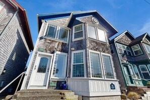Exterior - Side-by-side ocean view homes with enclosed yard & hot tubs - 1 block to beach (Newport)