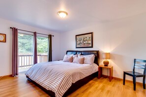 5 bedrooms, iron/ironing board, travel cot, WiFi - Dog-Friendly Home with Private Hot Tub - Near City Park and Beach Access (Seaside)