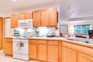 Fridge, microwave, oven, stovetop - Dog-Friendly Home with Private Hot Tub - Near City Park and Beach Access (Seaside)
