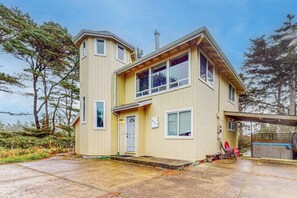 Exterior - Elegant home with stunning ocean views & dog friendly (Florence)