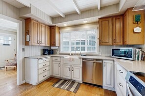 Fridge, microwave, oven, stovetop - Charming cottage 1 block from the Prom & beach with private deck & Ping-Pong (Seaside)