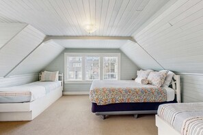 3 bedrooms, desk, iron/ironing board, WiFi - Charming cottage 1 block from the Prom & beach with private deck & Ping-Pong (Seaside)
