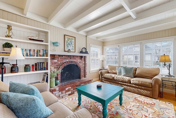 TV, fireplace, offices - Charming cottage 1 block from the Prom & beach with private deck & Ping-Pong (Seaside)